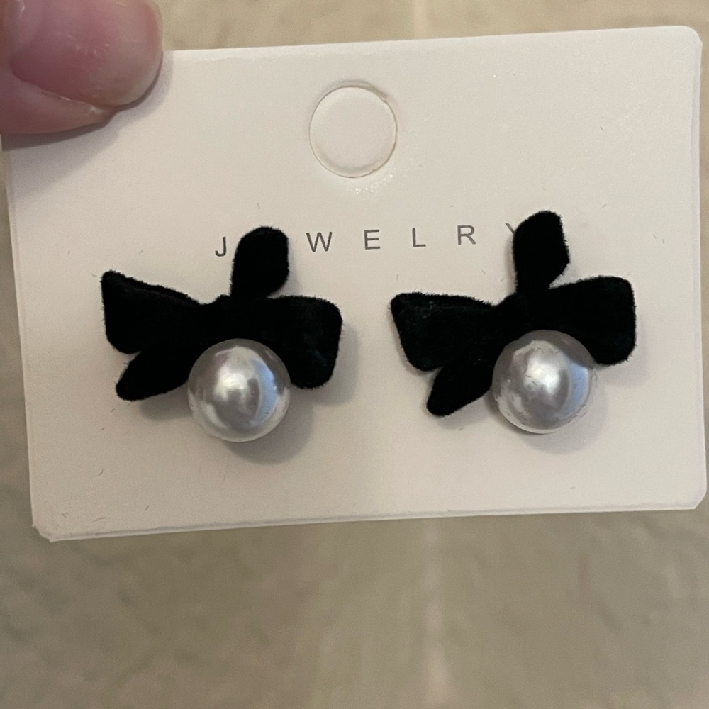 Black Bow and Faux Pearl Earrings - Picture 4 of 4